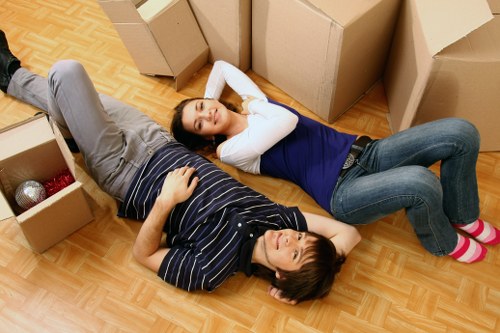 Securely arranged van load with protective blankets and straps